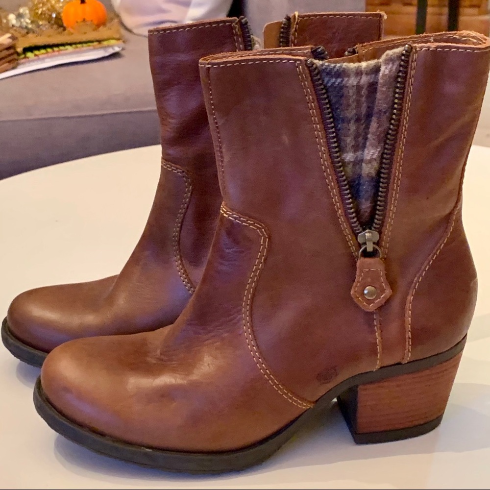 Born boc brown boot, size 7